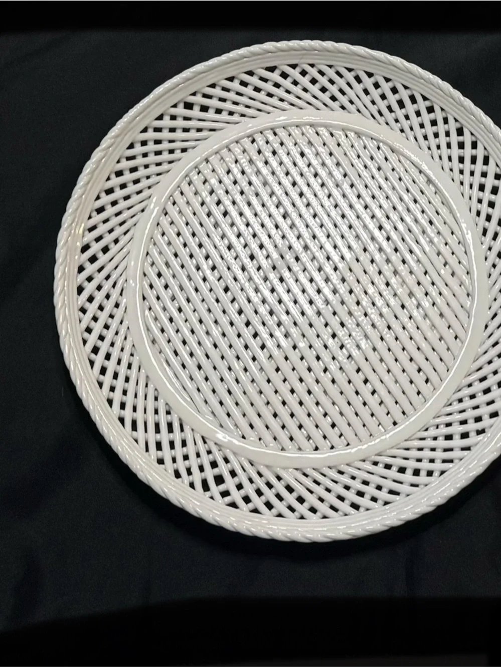 Lattice Pattern Round White Plate - Set of 2